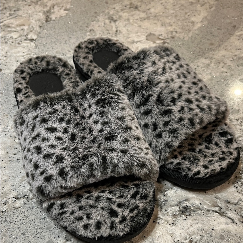 NWOB Stars Above Gray and Black Faux Fur indoor/outdoor Slippers 10